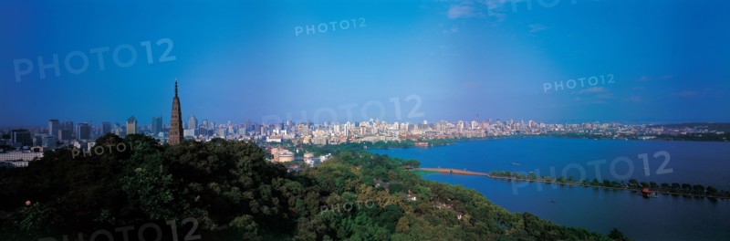 La pagode Baoshi en face du Lac de l'Ouest, Hangzhou, province du  Zhejiang, Chine