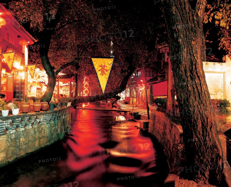 La vieille ville de Lijiang la nuit, province du Yunnan, Chine