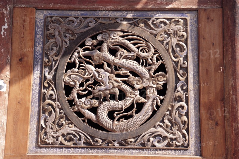 Ornement de fenêtre en bois sculpté à motif de dragon. Maison ancienne. Tianshui. Gansu.