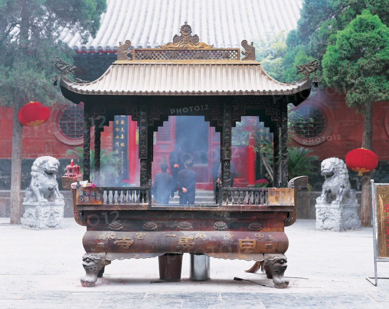 Brûleur d'encens devant le Temple du Cheval Blanc, Chine