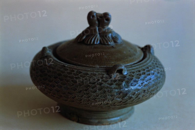 A blue and white glazed water pot with double-bird cover dated from West Jin Dynasty,China