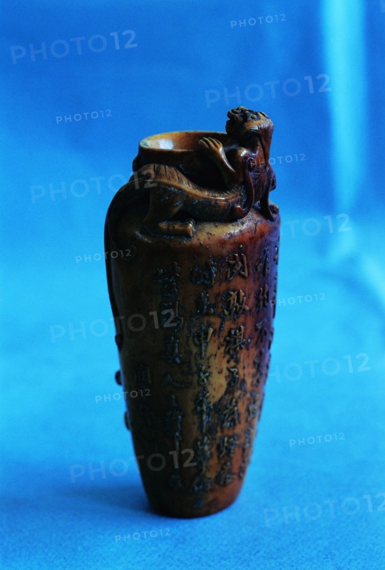 A doulbe-dragon pot dated from West Jin Dynasty,China