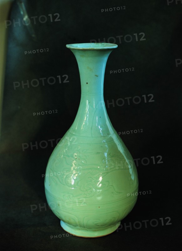 A celadon-glazed flask with dragon pattern dated from Yuan Dynasty,China