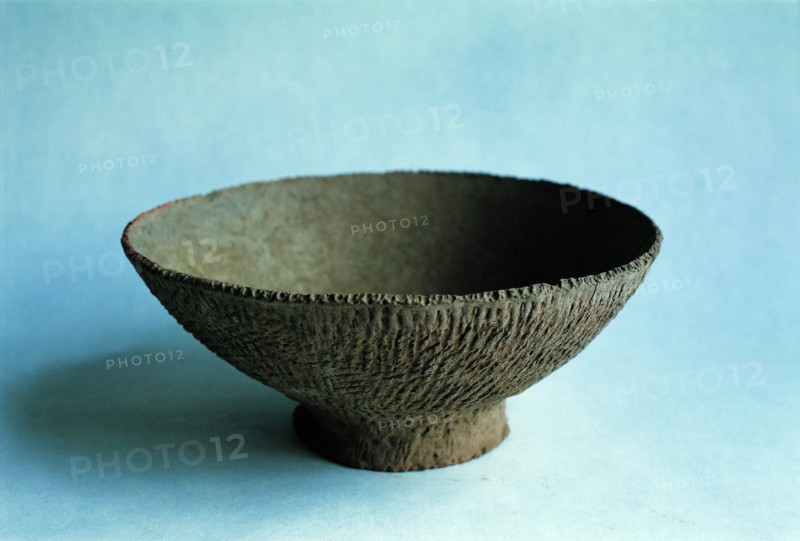 A red pottery bowl with rope-shaped design from Dadiwan Culture,Gansu Province,China