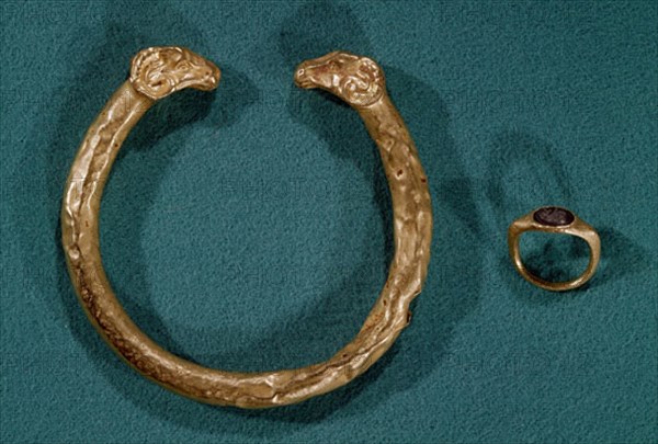 Bracelet et anneau ibériques en or