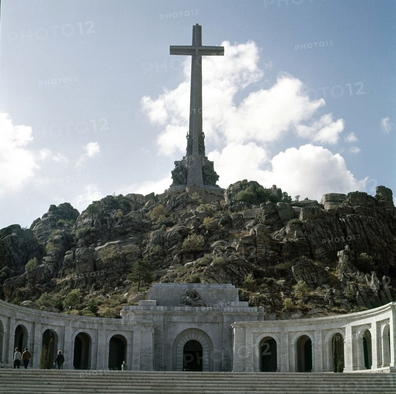 View of the entrance with the cross of the Valle de los Caidos
