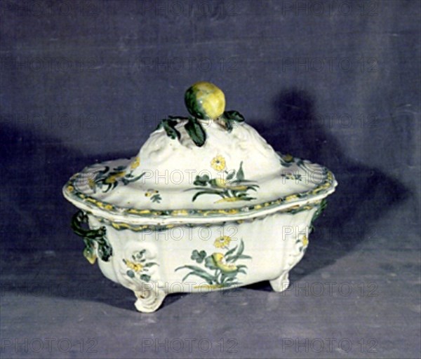Soup tureen