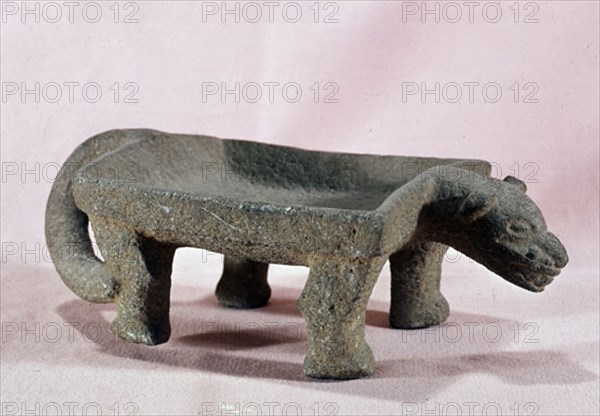 METATE O PIEDRA DE MOLER CON FORMA DE JAGUAR-PROCEDE DE GUAPILES (COSTA RICA) - 1000-1500
MADRID, MUSEO DE AMERICA
MADRID
