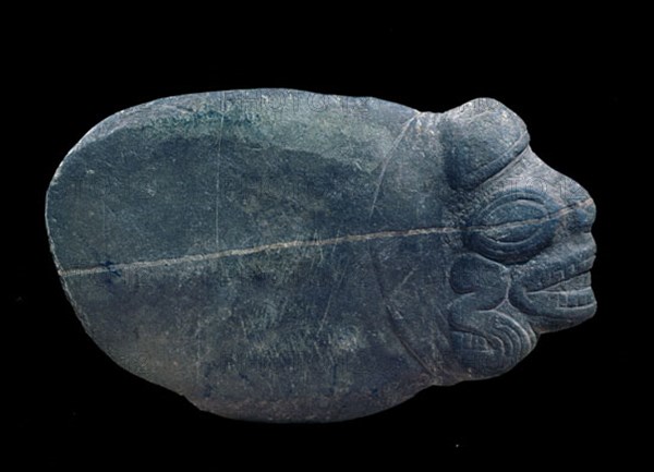 HACHA DE PONCE DECORADA CON ROSTRO Y BRAZOS ESQUEMATICOS EN EL ENMANGUE- 1200-1500 DC
MADRID, MUSEO DE AMERICA
MADRID