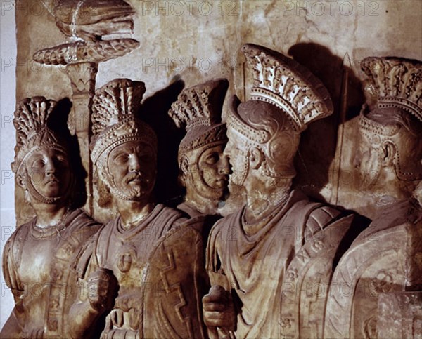 PRETORIOS DEL ARCO DE SEPTIMO SEVERIO SIGLO II
PARIS, MUSEO LOUVRE-INTERIOR
FRANCIA