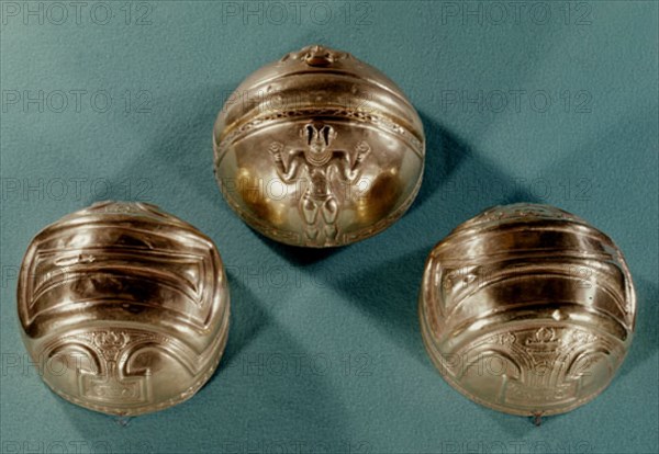 CASCOS DE ORO REPUJADOS DEL TESORO DE LOS QUIMBAYAS -  COLOMBIA - 200-1000 DC
MADRID, MUSEO DE AMERICA
MADRID