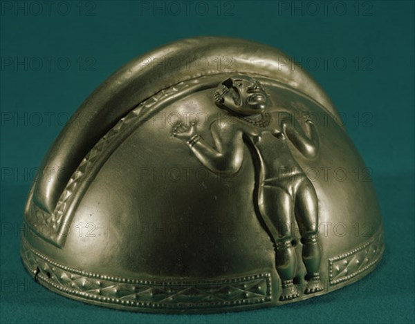 CASCO DE ORO DEL TESORO DE LOS QUIMBAYAS ADORNADO CON FIGURA FEMENINA-COLOMBIA-200-1000 DC
MADRID, MUSEO DE AMERICA
MADRID