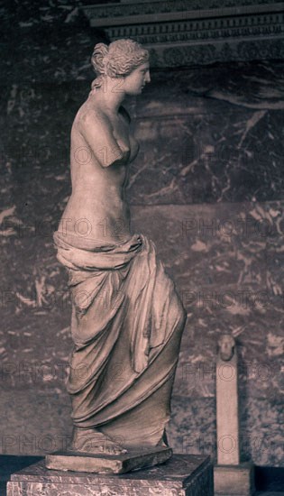 LA VENUS DE MILO
PARIS, MUSEO LOUVRE-INTERIOR
FRANCIA