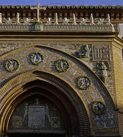 EXTERIOR-DETALLE DE LA PORTADA GOTICO-MUDEJAR DE 1504- REALIZADA EN LADRILLO Y DEL MOSAICO
SEVILLA, CONVENTO DE SANTA PAULA
SEVILLA