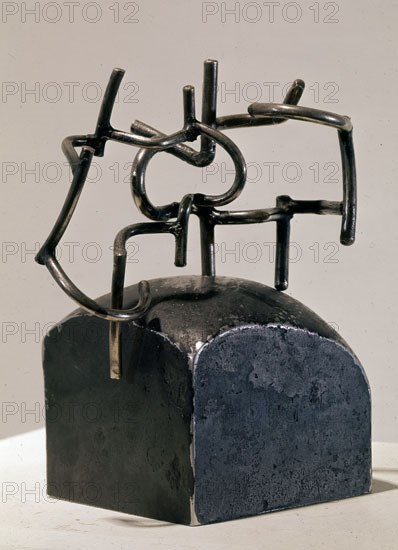 CHILLIDA EDUARDO 1924/2002
ESCULTURA-PEINE AL VIENTO III 1968
MADRID, COLECCION PARTICULAR
MADRID