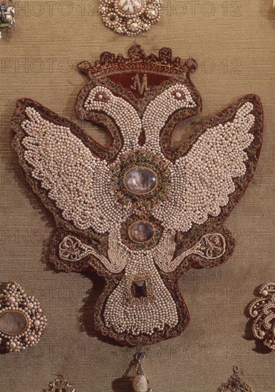 ESCUDO BORDADO CON PERLAS, ESMERALDAS Y ESMALTES
MADRID, MUSEO DE ARTES DECORATIVAS
MADRID

This image is not downloadable. Contact us for the high res.