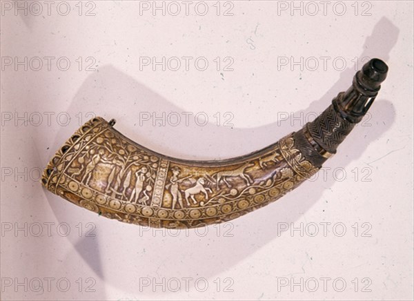 CUERNO DE CAZA CON RELIEVES DE ADAN Y EVA EN EL PARAISO Y CAZADOR
MADRID, MUSEO PUEBLO ESPANOL
MADRID