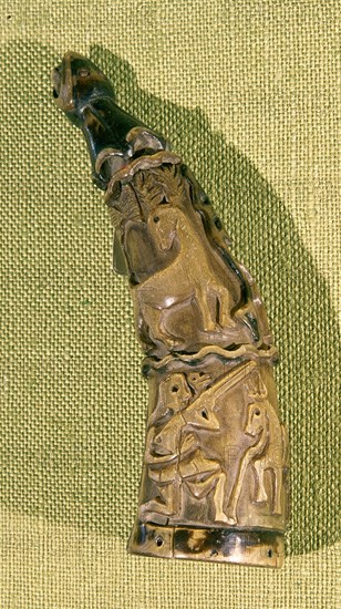 CUERNO DE CAZA CON RELIEVES DE CAZADOR Y ANIMALES
MADRID, MUSEO PUEBLO ESPANOL
MADRID