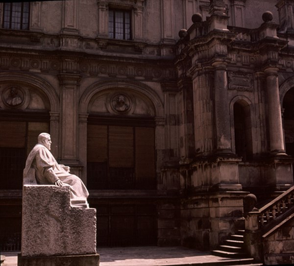 BENLLIURE MARIANO 1862/1947
EXTERIOR - ESTATUA SEDENTE DE MENENDEZ PELAYO EN EL JARDIN DE ENTRADA
SANTANDER, BIBLIOTECA MENENDEZ PELAYO
CANTABRIA