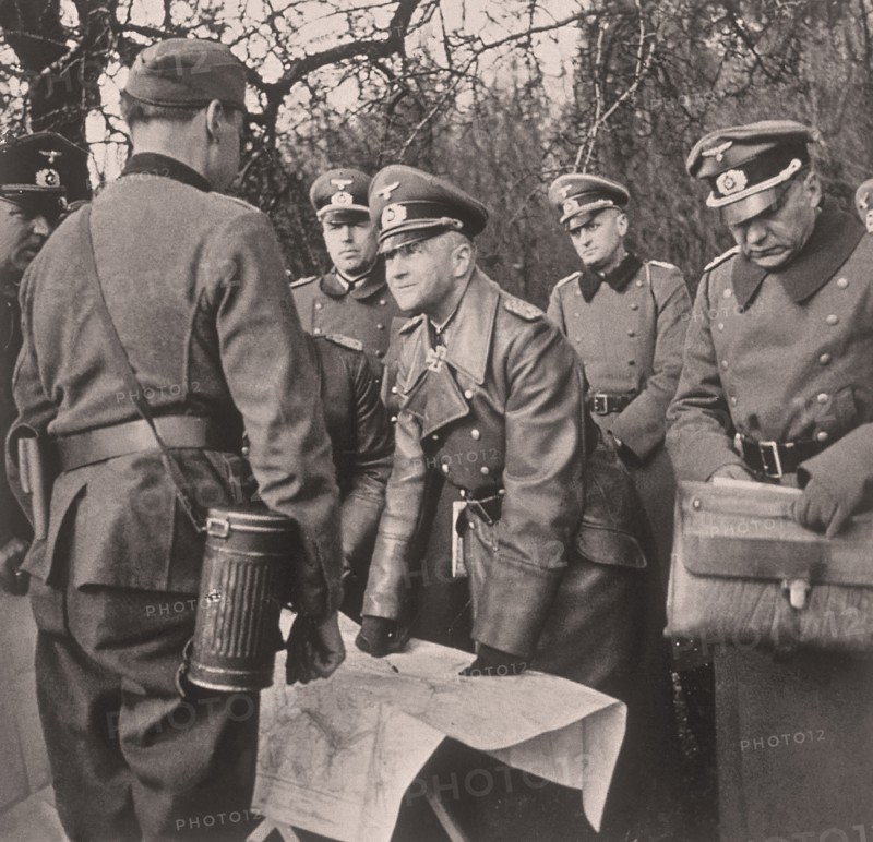 EL GENERAL ROMMEL CON SU ESTADO MAYOR-II GUERRA MUNDIAL
PARIS, COLECCION PARTICULAR
FRANCIA