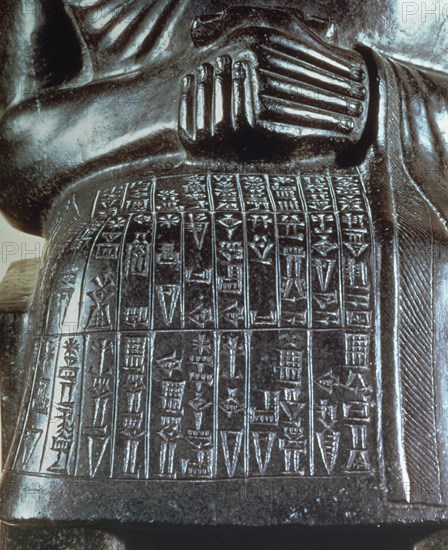 DET EL PATESI DE GUDEA - REY SUMERIO - 2400 AC -ESCRITURA CUNEIFORME-(CONJUNTO EN Nº 22013)
PARIS, MUSEO LOUVRE-INTERIOR
FRANCIA