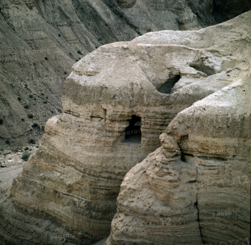 Une des grottes de Qumrân en Israël