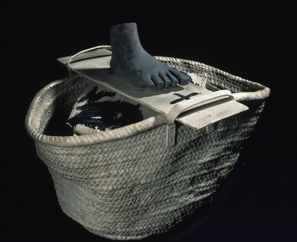 TAPIES ANTONI 1923-
PIE Y CESTA 1999-PINTURA SOBRE BRONCE-39x48x52CM
BARCELONA, FUNDACION ANTONI TAPIES
BARCELONA

This image is not downloadable. Contact us for the high res.