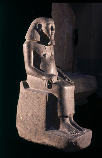 ESTATUA DE UN VISIR. XII DINASTIA. PROCEDE DE KARNAK. GRANITO GRIS. 115 CMS ALTURA.
CAIRO, MUSEO EGIPCIO
EGIPTO