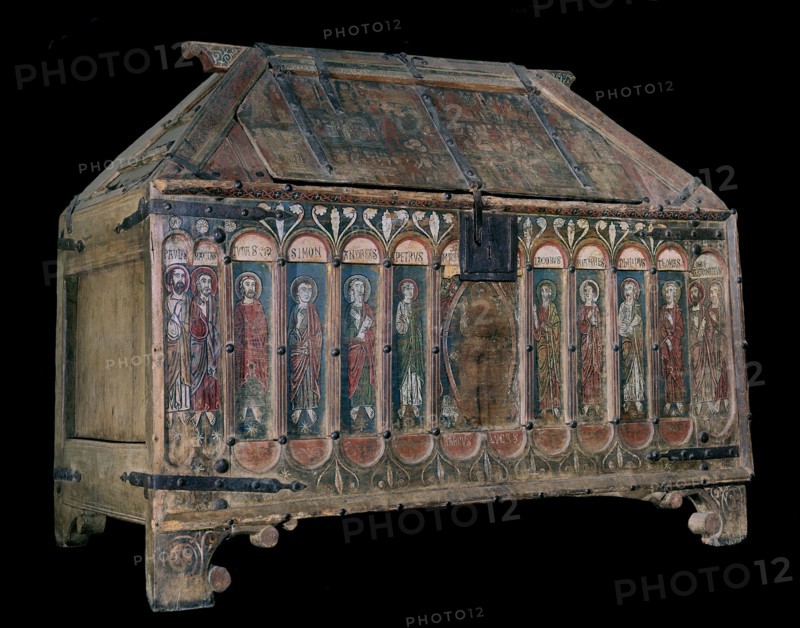 Chest with the twelve apostles