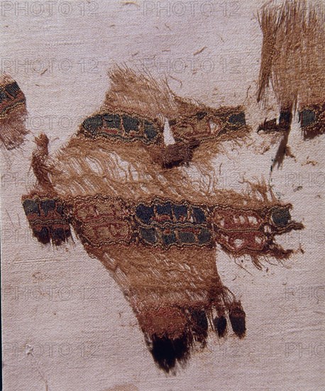 TEJIDO DE LA DINASTIA FATIMI-S X-ESCRITURA ARABE ("AL-MULK LI-LLÀH:EL PODER PERTENECE A DIOS)
GRANADA, MUSEO HISPANO-MUSULMAN
GRANADA