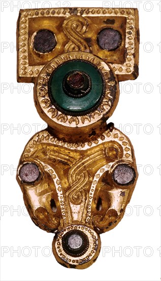 *FIBULA EN BRONCE CON INCRUSTACIONES DE PIEDRAS PRECIOSAS
GOTLAND, MUSEO
SUECIA

This image is not downloadable. Contact us for the high res.