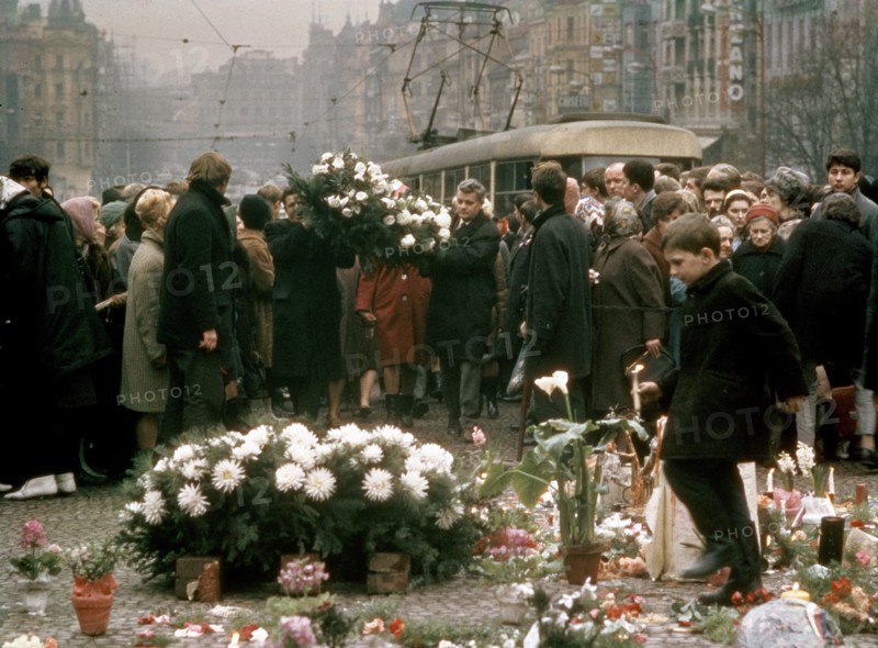 Crowd gathered on Jan Palach's tomb