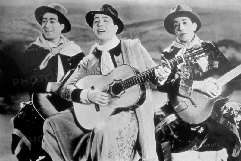 Carlos Gardel accompagné de deux guitaristes