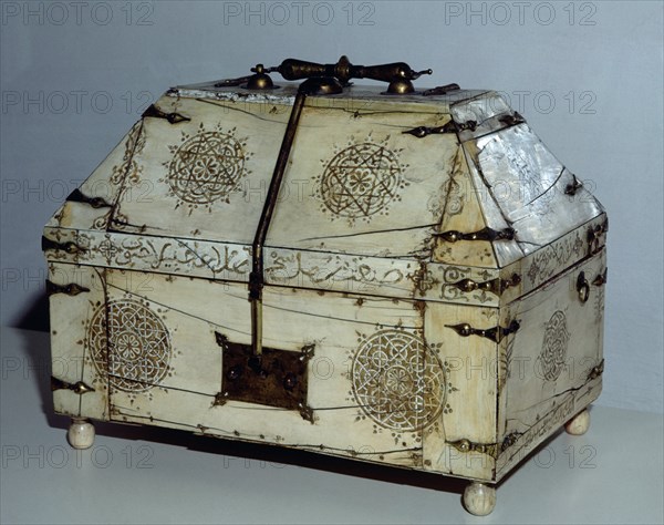 ARQUETA-PERIODO ALMOHADE-FINES S XII-MARFIL,MADERA Y COBRE DORADO
MADRID, INSTITUTO VALENCIA DE DON JUAN
MADRID

This image is not downloadable. Contact us for the high res.