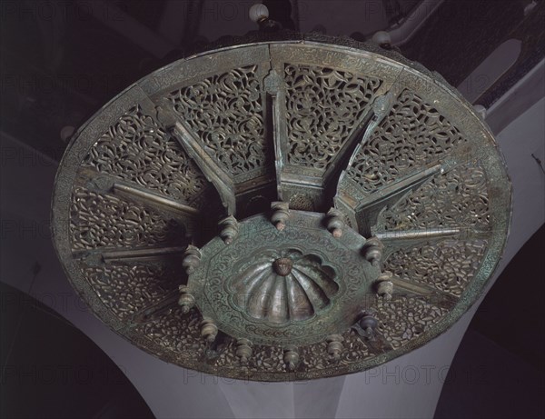 LAMPARA DE LA MEZQUITA-PERIODO MERINI-1333/37-BASE VISTA DE ABAJO ARRIBA
FEZ, MEZQUITA QARAWIYYIN
MARRUECOS

This image is not downloadable. Contact us for the high res.