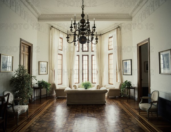 GONZALEZ RIANCHO/BRINGAS
INTERIOR-SALA CON VENTANAL Y SILLONES
SANTANDER, PALACIO DE LA MAGDALENA
CANTABRIA