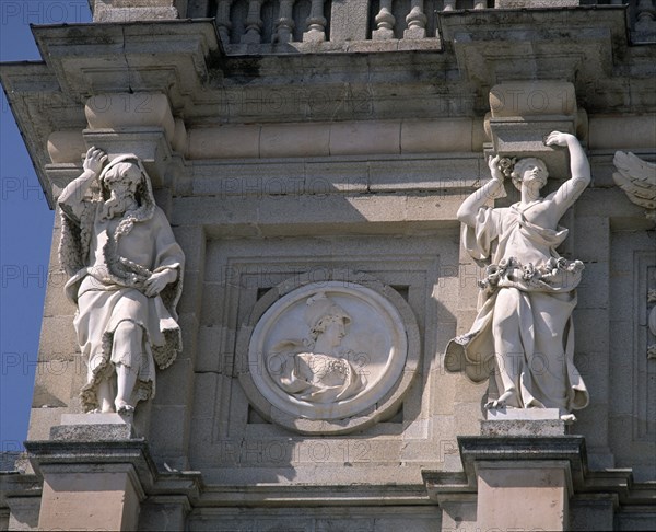 SACHETTI GIOVANNI BATTISTA
EXTERIOR-FACHADA PRINC-DET SUP.2 CARIATIDES SUJETAN ENTABLAMENTO
LA GRANJA, PALACIO REAL-EDIFICIO
SEGOVIA