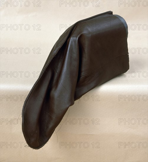 ROM JUAN
ESCULTURA-SIN TITULO-1992-PIEL Y MADERA-40X13X45
CORUÑA, COLECCION UNION FENOSA
CORUÑA