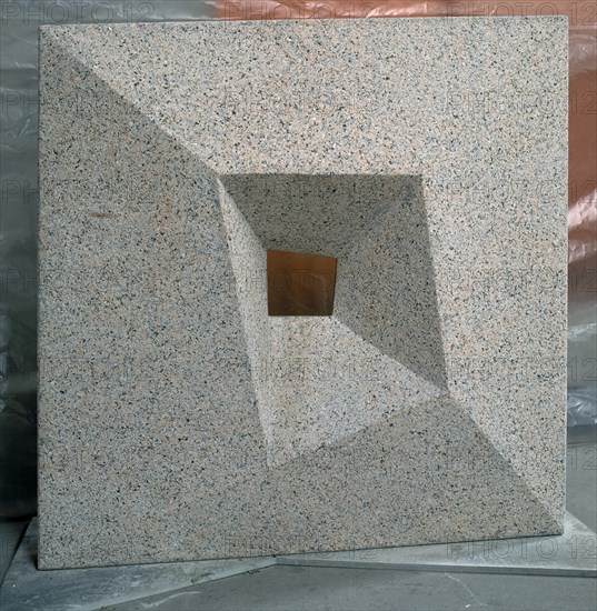 FERREIRO MANUEL 1944-
ESCULTURA-NOPHANTA-1993-LABRA EN GRANITO ROJA PORRIÑO-130X141X50
CORUÑA, COLECCION UNION FENOSA
CORUÑA