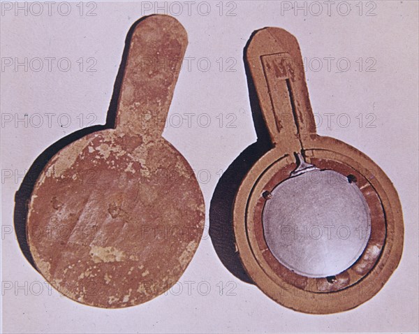 ESPEJO ENCONTRADO EN EXCAVACIONES DE BAR KOKHBA

This image is not downloadable. Contact us for the high res.