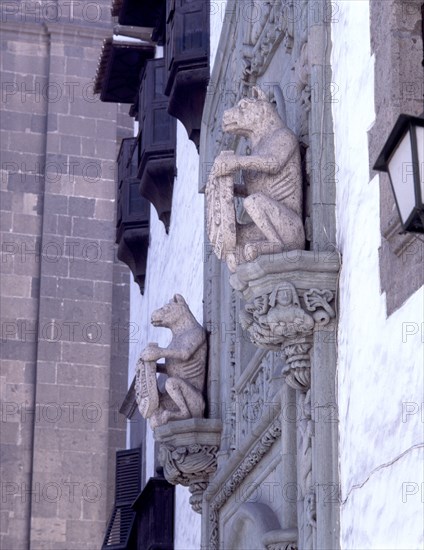 DETALLE FACHADA - CAPITEL CON FIGURA ANIMAL PORTANDO UN ESCUDO- SXVI- ESTILO COLONIAL CANARIO
PALMAS LAS, MUSEO CASA COLON
GRAN CANARIA