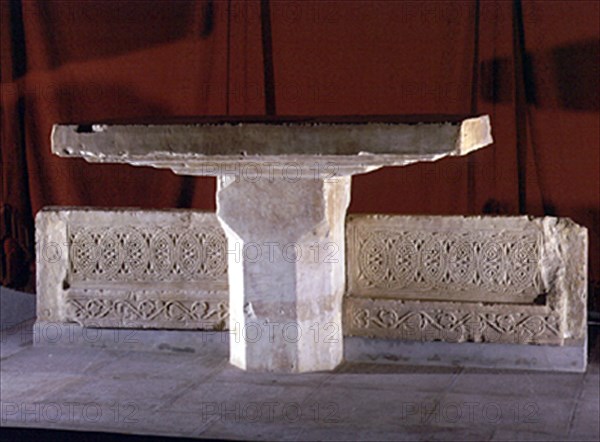 IGLESIA-INTERIOR-PIE DE ALTAR Y CANCELES DEL REY SILO-VISIGOTICOS-PROC IGLESIA DE SANTIANES DE PRAVI
CUDILLERO, PALACIO DEL PITO
ASTURIAS
