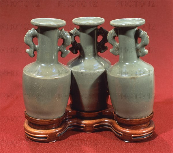 JARRONES DE GRES VIDRIADO-DINAST SONG 960/1279 -FORMA KINUTA EN BORDES
ESTOCOLMO, MUSEO REAL ARTE CHINO
SUECIA

This image is not downloadable. Contact us for the high res.