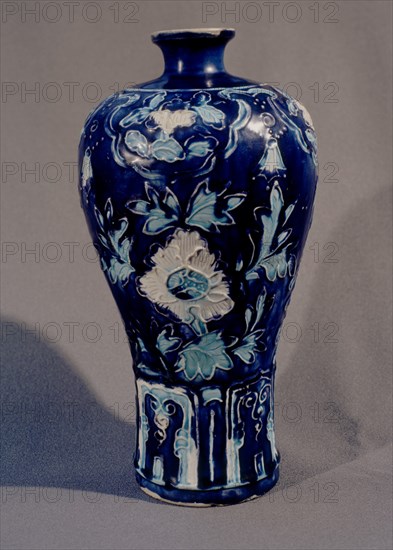 JARRON DE LA DINASTIA MING 1368/1644 FA HOVA-PORCELANA EN FORMA "MEI P'ING"
ESTOCOLMO, MUSEO REAL ARTE CHINO
SUECIA