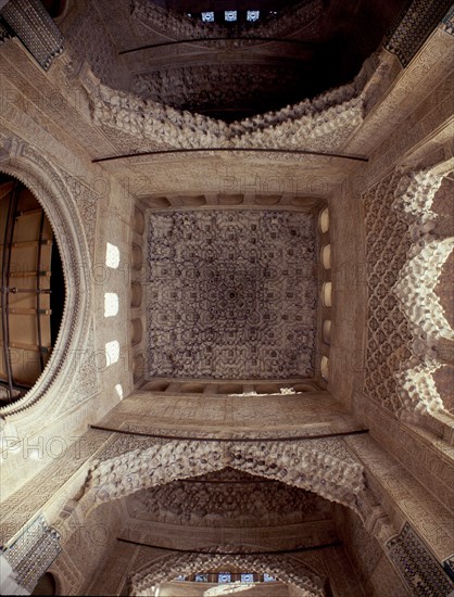 VISTA DE LA CUPULA DE MOCARABES-ARQUITECTURA NAZARI-S XIV
GRANADA, ALHAMBRA-SALA DE LOS REYES
GRANADA