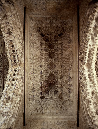 VISTA DE LA BOVEDA DE MOCARABES-ARQUITECTURA NAZARI-S XIV
GRANADA, ALHAMBRA-SALA DE LOS REYES
GRANADA