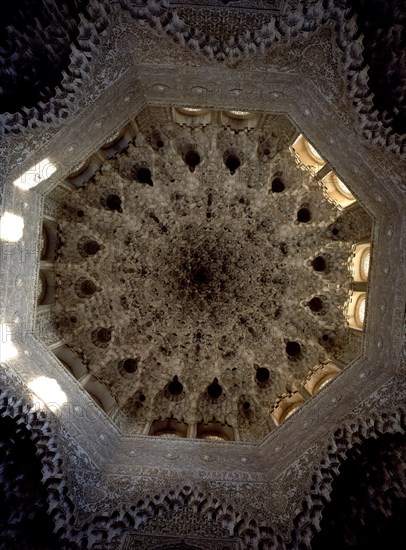 CUPULA DE MOCARABES-S XIV-ARQUITECTURA HISPANOMUSULMANA-EPOCA NAZARI-MOHAMED V
GRANADA, ALHAMBRA-SALA DOS HERMANAS
GRANADA