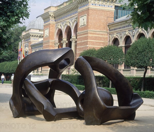 Moore, Sculpture behind the Velázquez Palace
