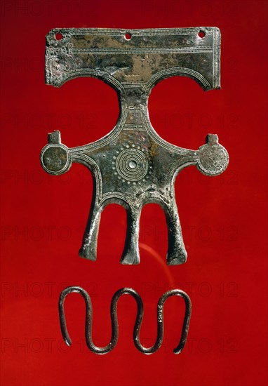 BROCHE DE CINTURON DAMASQUINADO-CELTICO CON 3 GARFIOS-BRONCE-S IV AC-PROC NECROPOLIS HIJES(GUADALAJA
MADRID, MUSEO ARQUEOLOGICO NACIONAL
MADRID