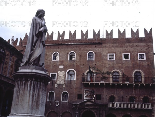 MONUMENTO A DANTE ALIGERI EN LA PLAZA DE SU NOMBRE
VERONA, EXTERIOR
ITALIA

This image is not downloadable. Contact us for the high res.